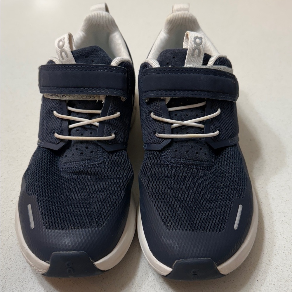 On Cloud, Kids Navy Blue and White Sneakers size 1.5